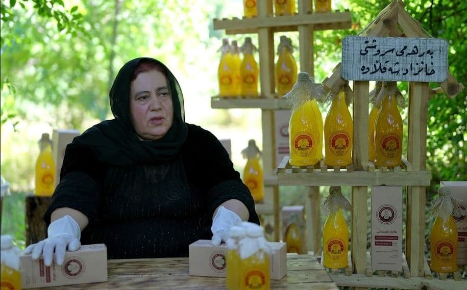 ژنێک لە شەقڵاوە 50 ساڵە سرکەی سێو دروست دەکات