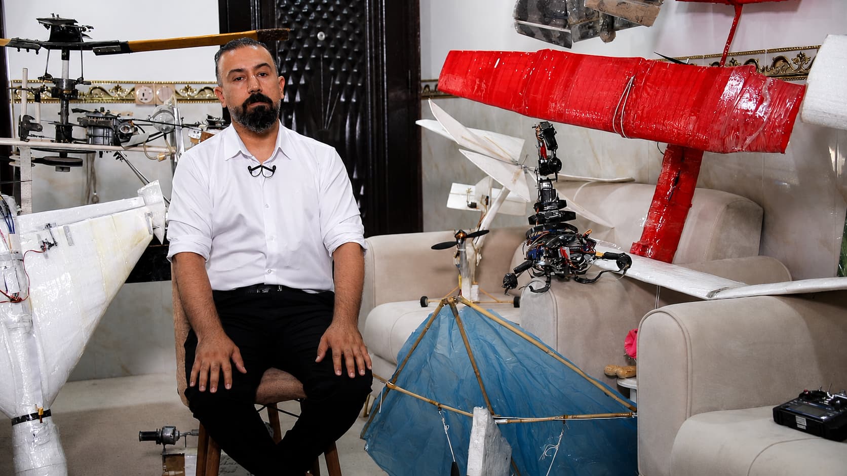 خەونی مامۆستایەکی کفری؛ دەیەوێت بە هێلیکۆپتەری دەستکردی خۆی بچێتە سەرکار