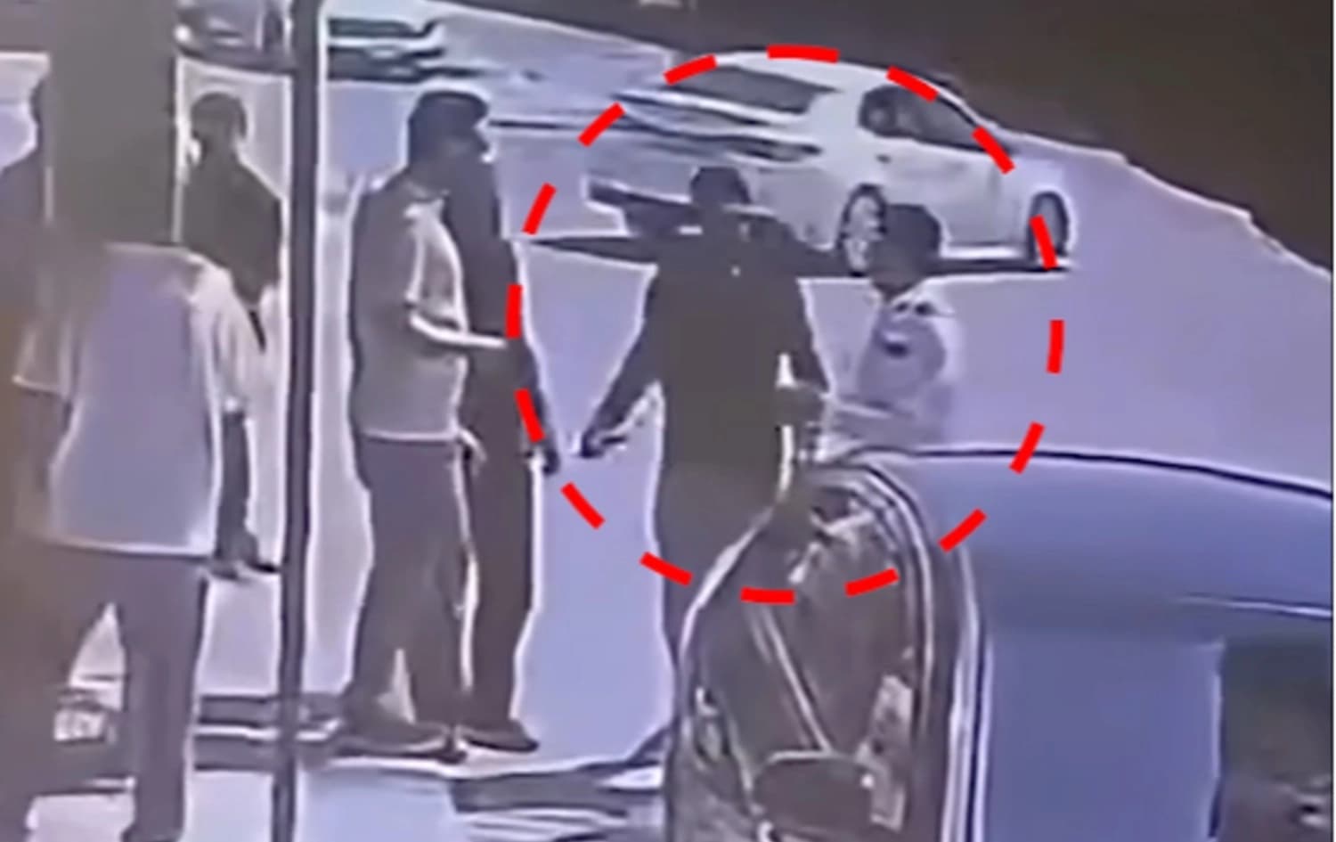 لە قەڵادزێ هێرشدەکرێتە سەر کارمەندێکی هاتووچۆ و 'دەمانچە و مۆبایلەکە'ی لێدەستێنن