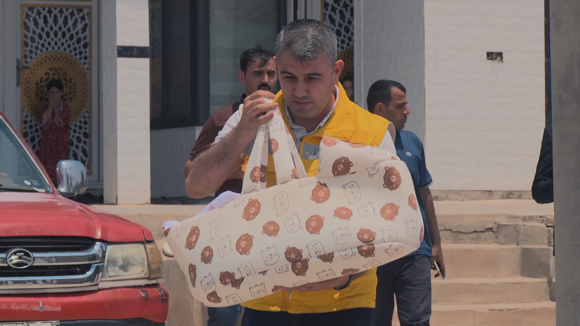 بە مەمۆڵەیەکی شیری گەرمەوە؛ کۆرپەیەک لەبەردەم مزگەوتێکی بەردەرەش فڕێدرا