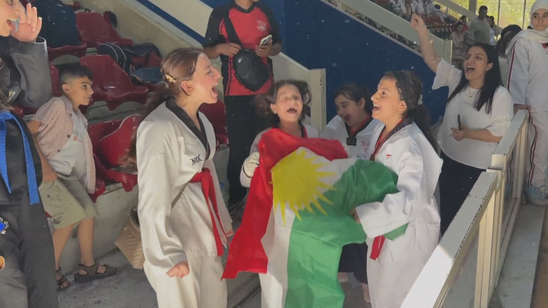 دوای بردنەوەی 11 مەدالیا کچانی رۆژئاڤای کوردستان لە دیمەشق ئاڵای کوردستانیان بەرزکردەوە