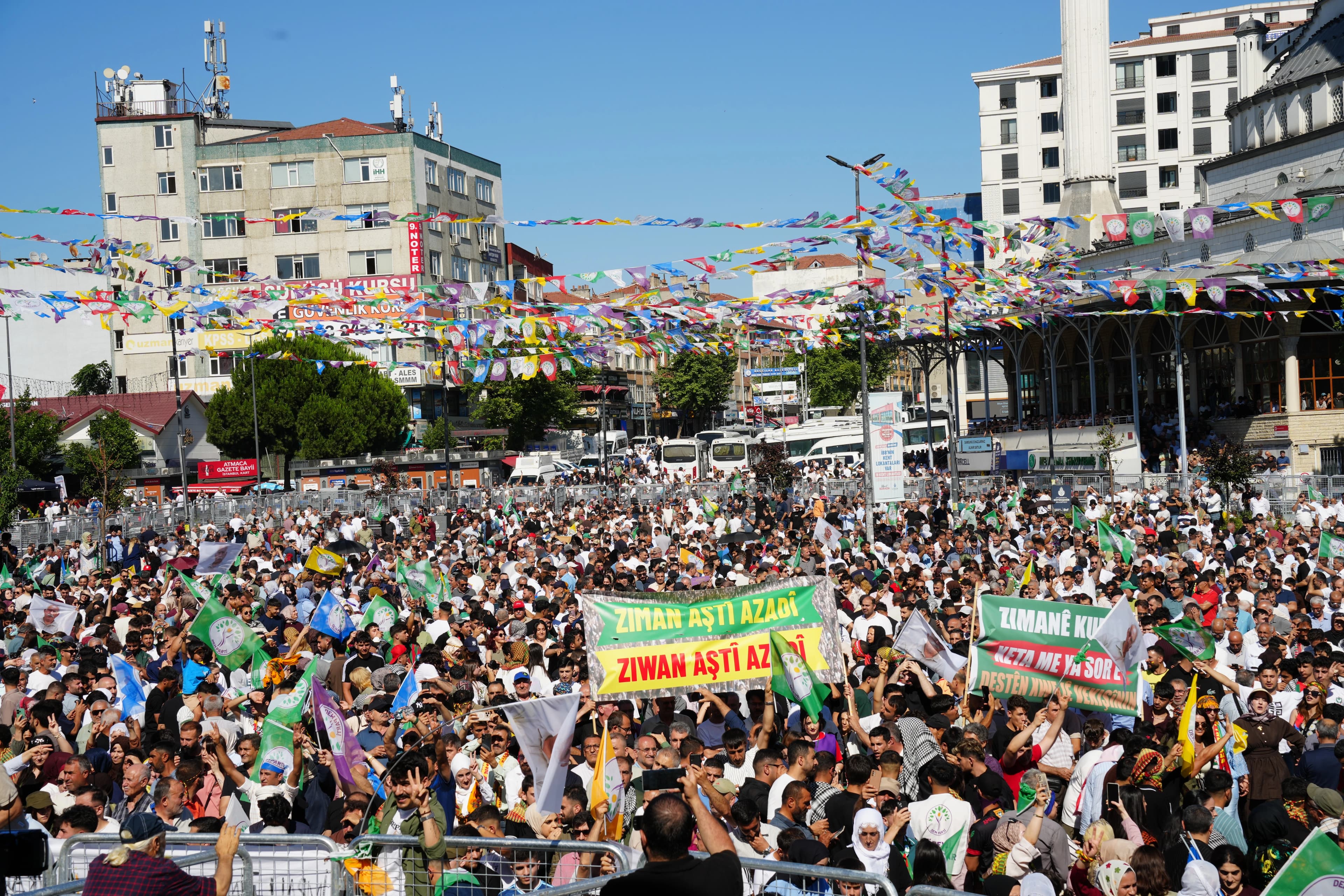 DEM Partiyê li Stenbolê ji bo Ocalan 'Mîtînga Azadiyê' li dar xist