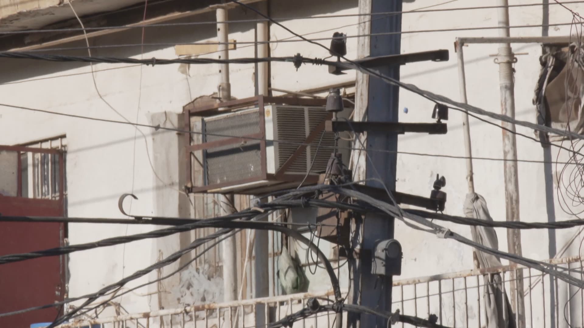 عێراق لە گەرما دەسوتێ و لەولاشەوە 76 ملیار دینار لە ماڵی بەرپرسێکی کارەبا دەرهێنراوە
