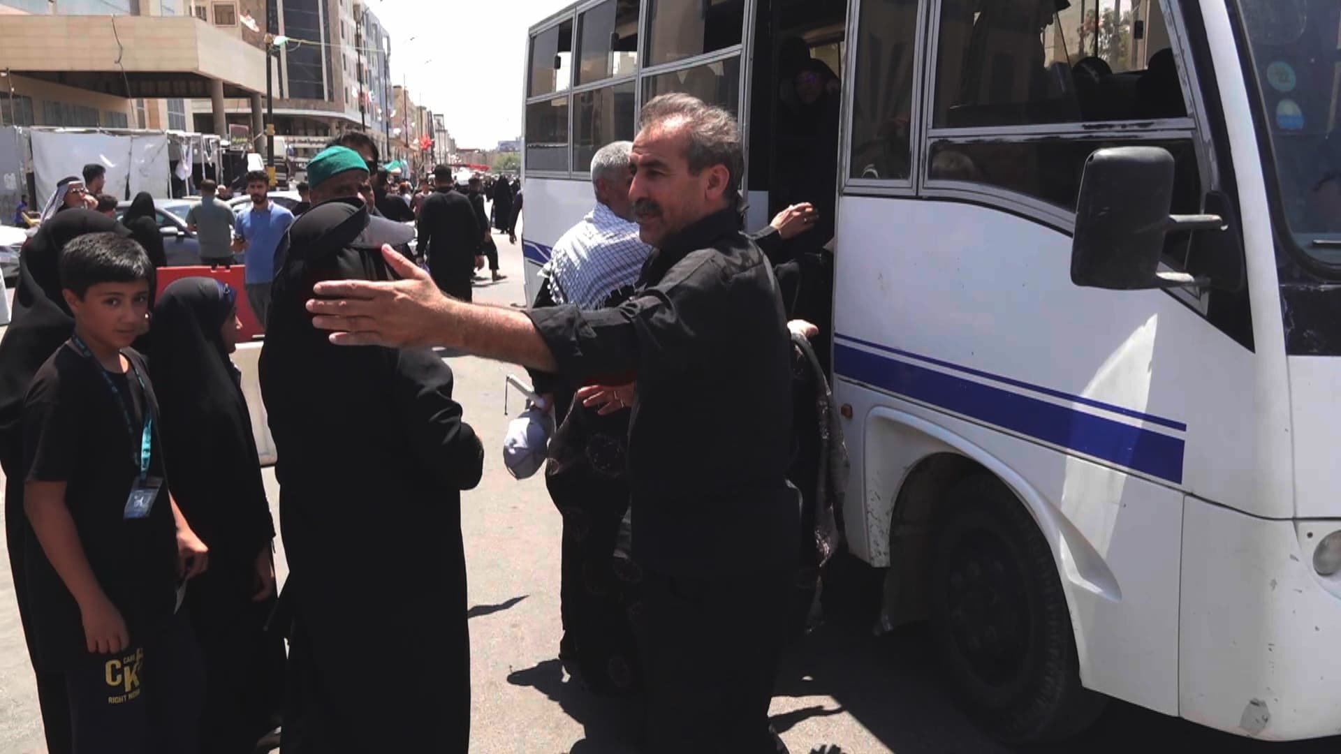 زیاتر لە سێ ملیۆن کەس نەجەف ماڵئاوایی لە خامنەیی دەکەن