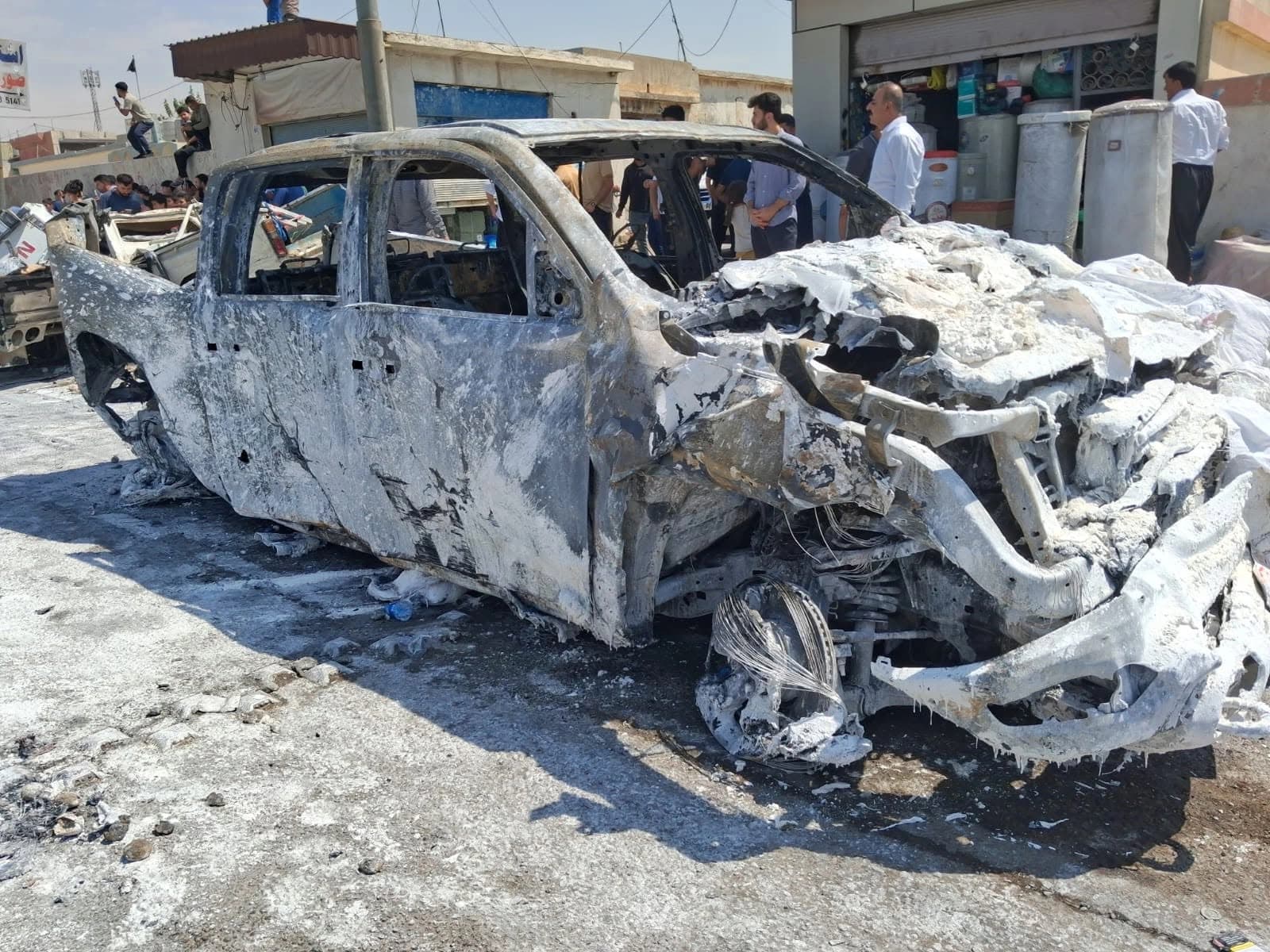 تراژیدیای رووداوەکەی کەسنەزان؛ کوڕەکەی بۆ ئاو کڕین دابەزی و باوکی لەناو ئۆتۆمبێلەکەدا سووتا