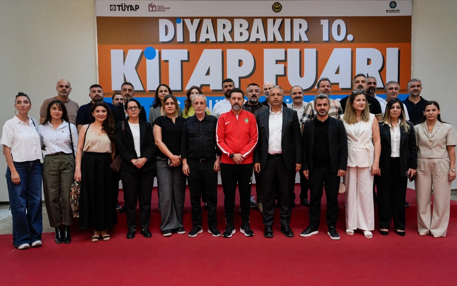 Amedspor yöneticileri Diyarbakır Kitap Fuarı’nı ziyaret etti