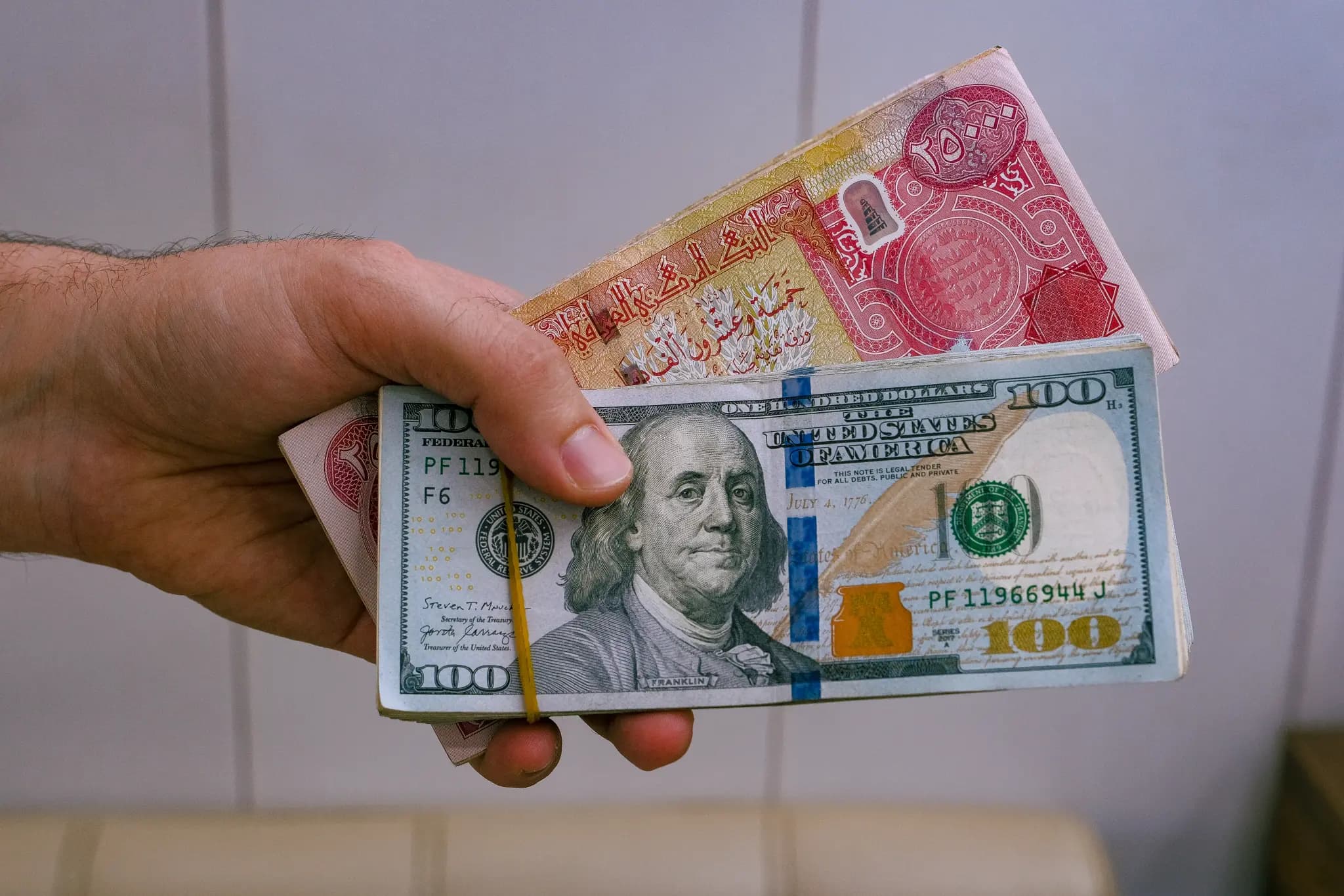 بەهای دینار زیاتر دابەزی؛ 100 دۆلار گەیشتە 166 هەزار دینار