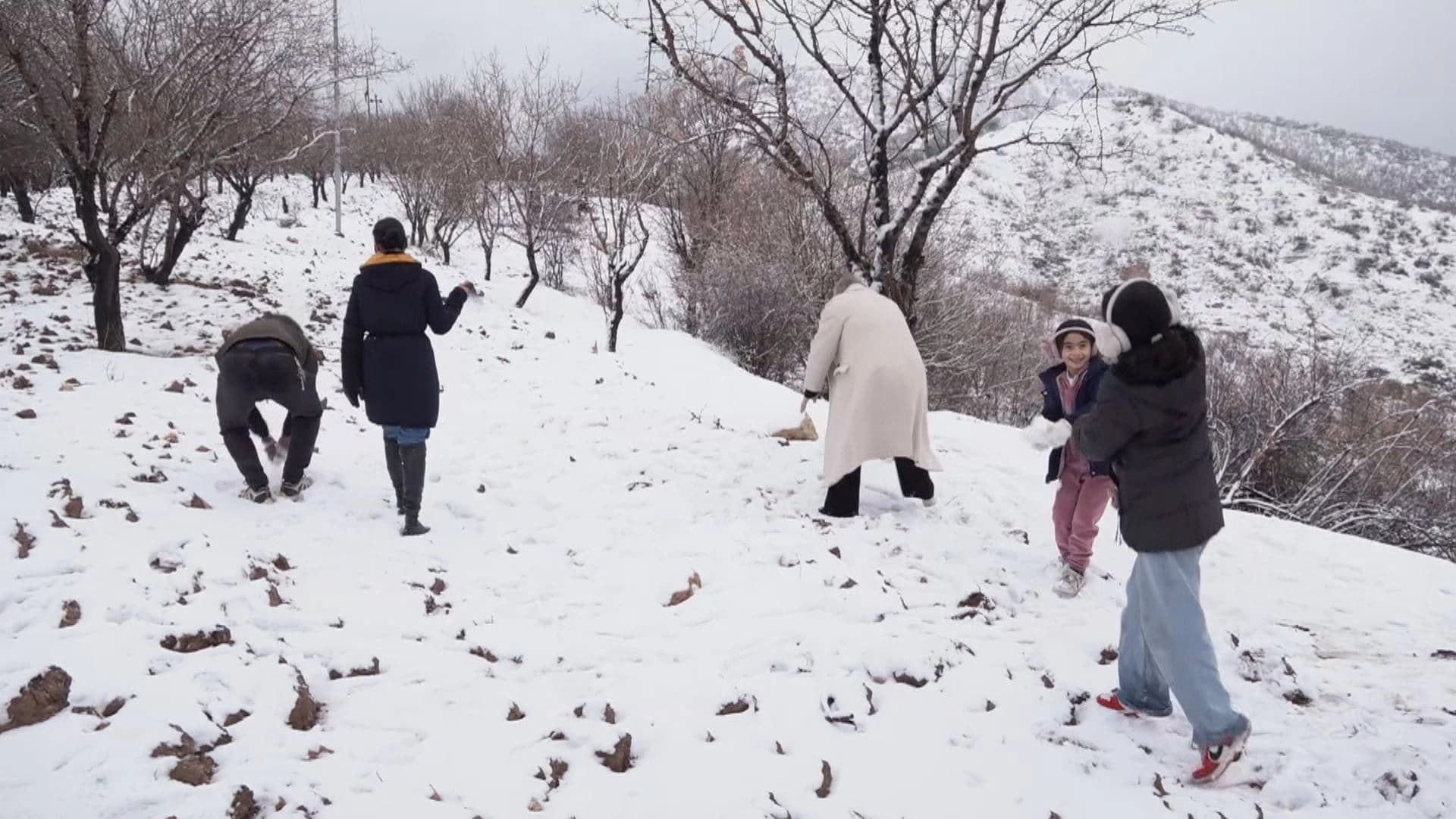 بەفربارین لە دهۆک؛ گەشتیارانی عێراق روویان لە چیاکانی گارە و مەتین کردووە