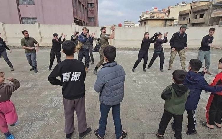 ABD’li gönüllüler Rojava'da savaşın gölgesinde çocukları mutlu etmeye çalışıyor