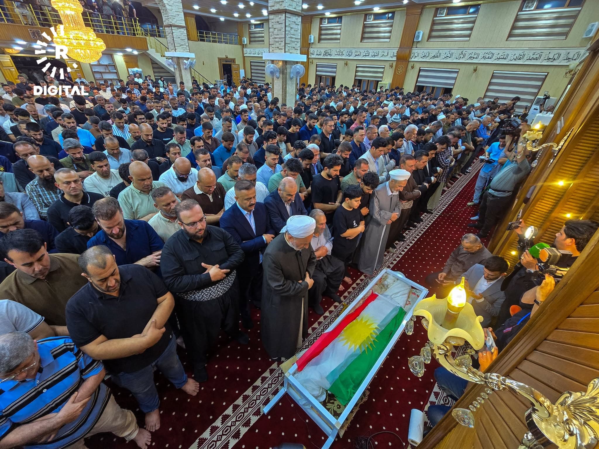 سەدان کەس نوێژ لەسەر تەرمی هەڵکەوت عەزیز دەکەن