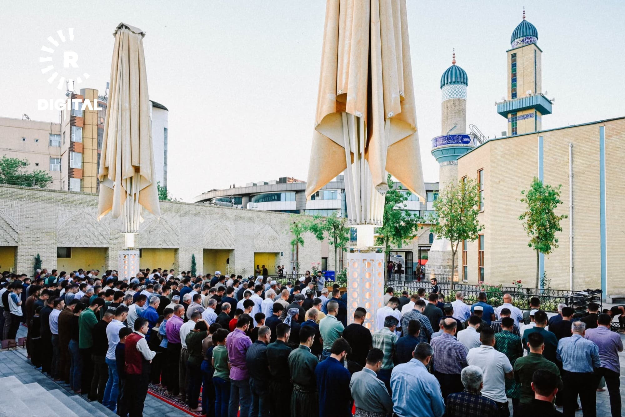 بە وێنە؛ نوێژی جەژنی قوربان لە مزگەوتی گەورەی سلێمانی