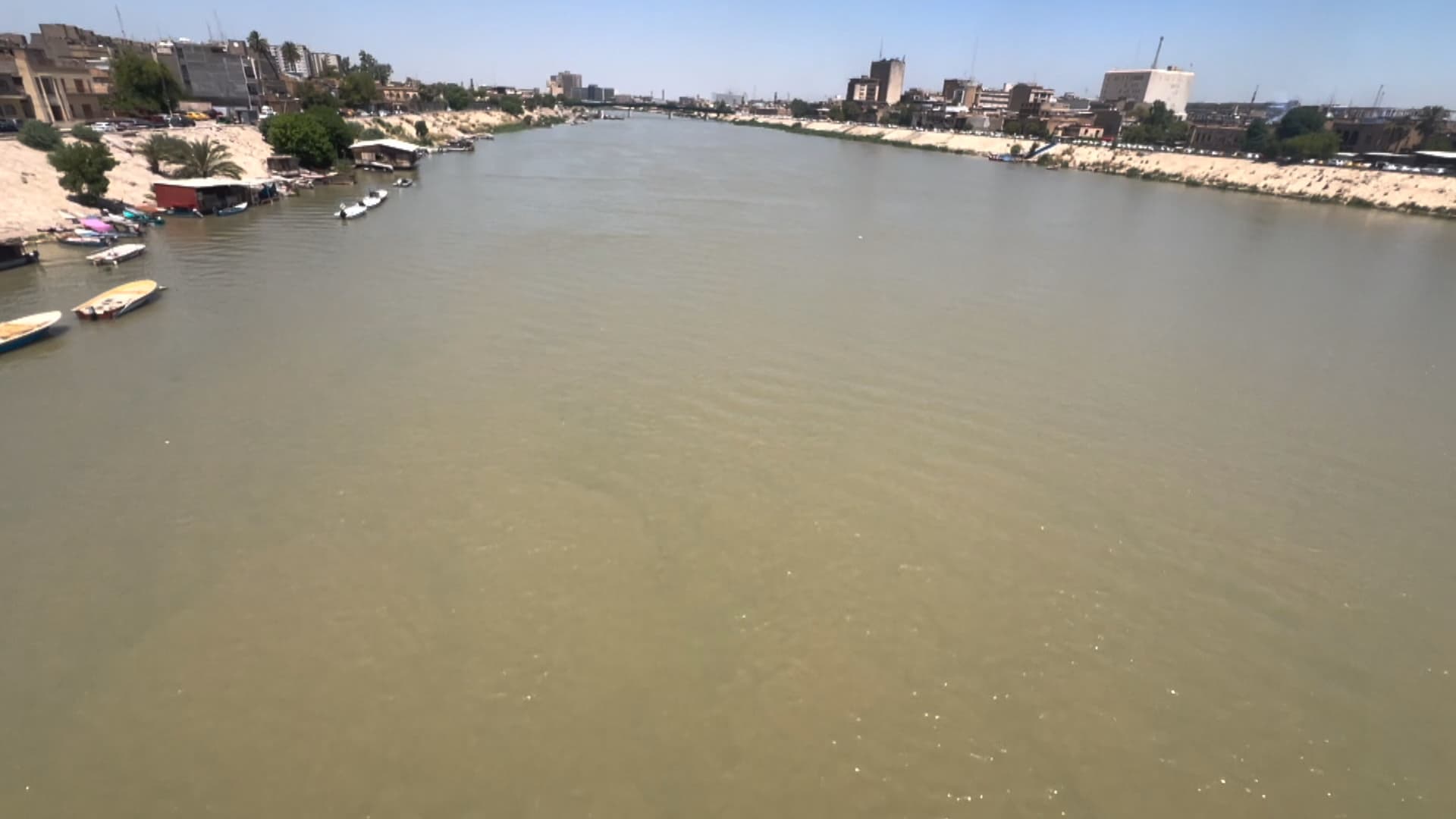 ئاوی دیجلە رەش هەڵگەڕاوە