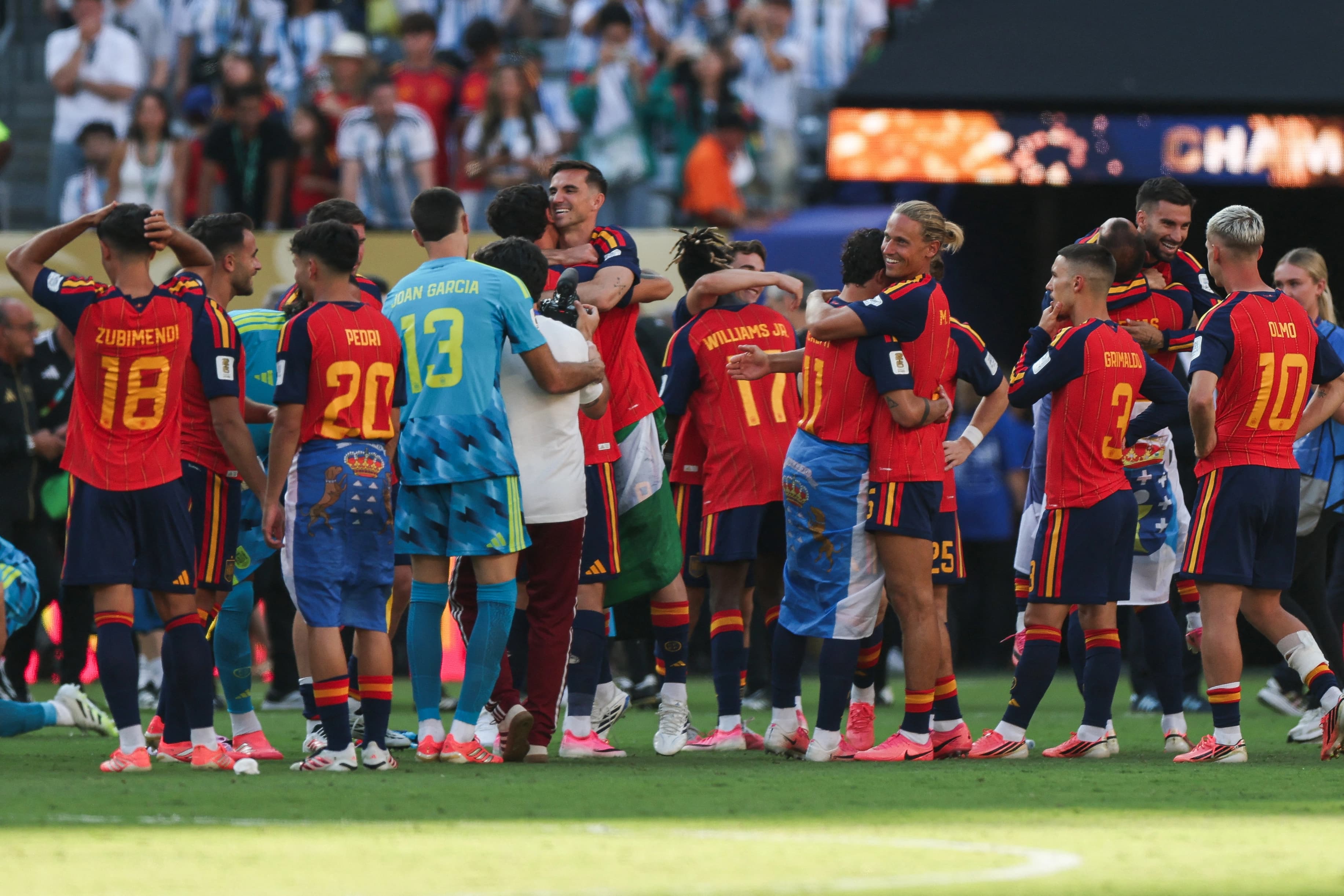 فرحة لاعبي المنتخب الإسباني بالتتويج بلقب كأس العالم-AFP