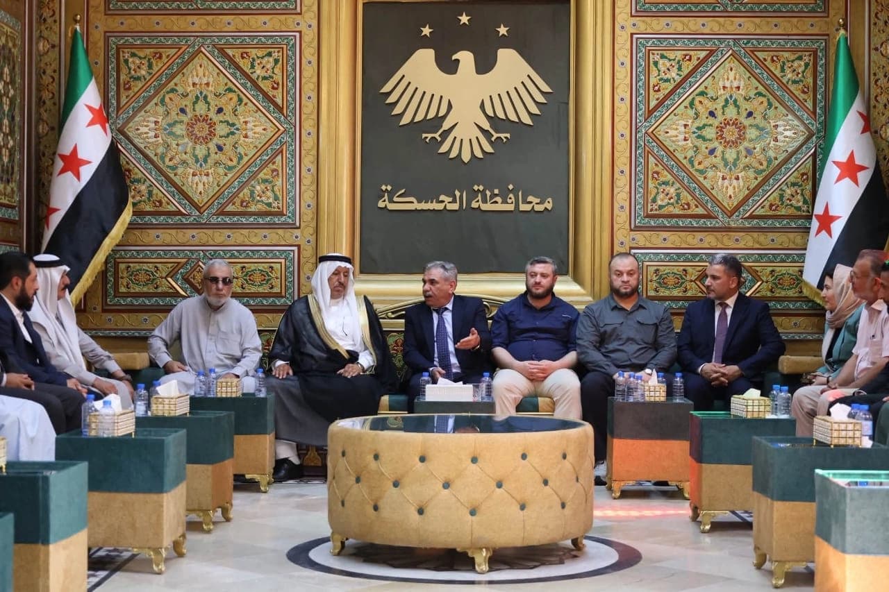 اجتماع محافظ الحسكة نور الدين أحمد مع وفد من أهالي مدينة الحسكة المقيمين في مدينة سري كانييه