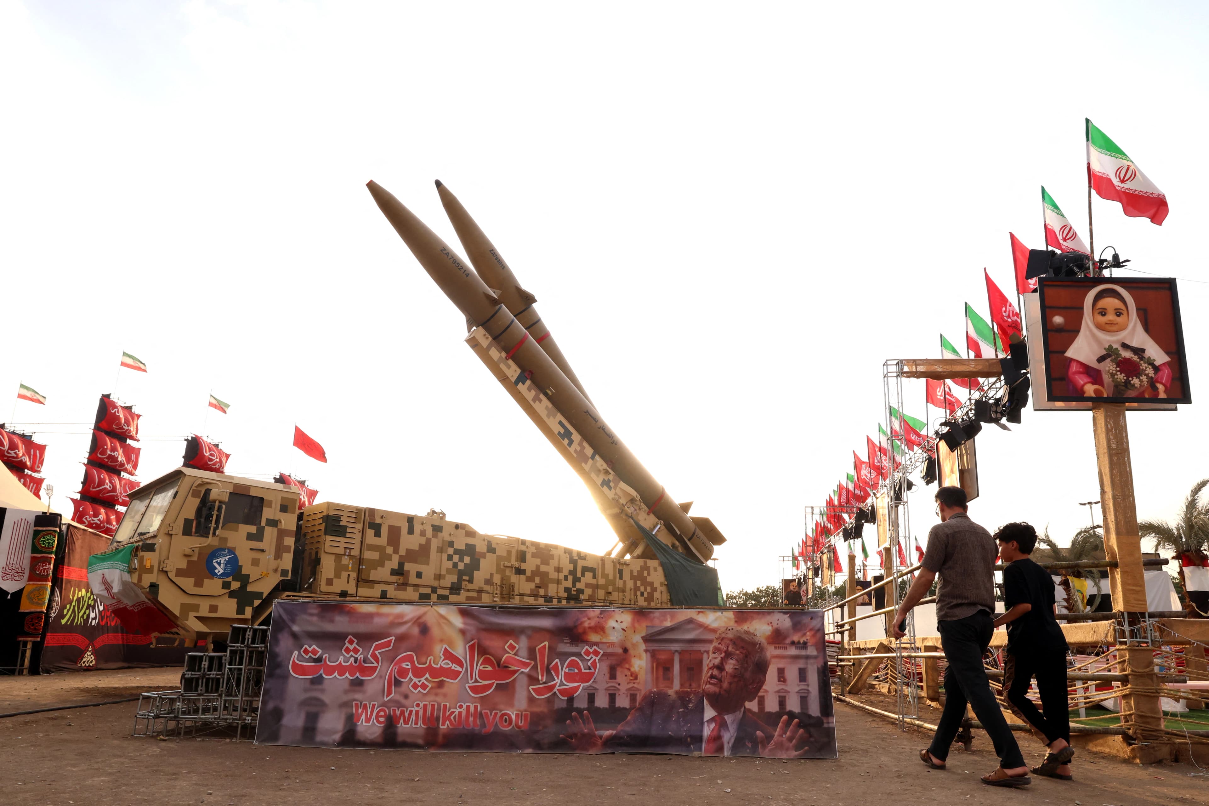 نمایشکردنی مووشەک لە گۆڕەپانێکی ئێران. وێنە: AFP