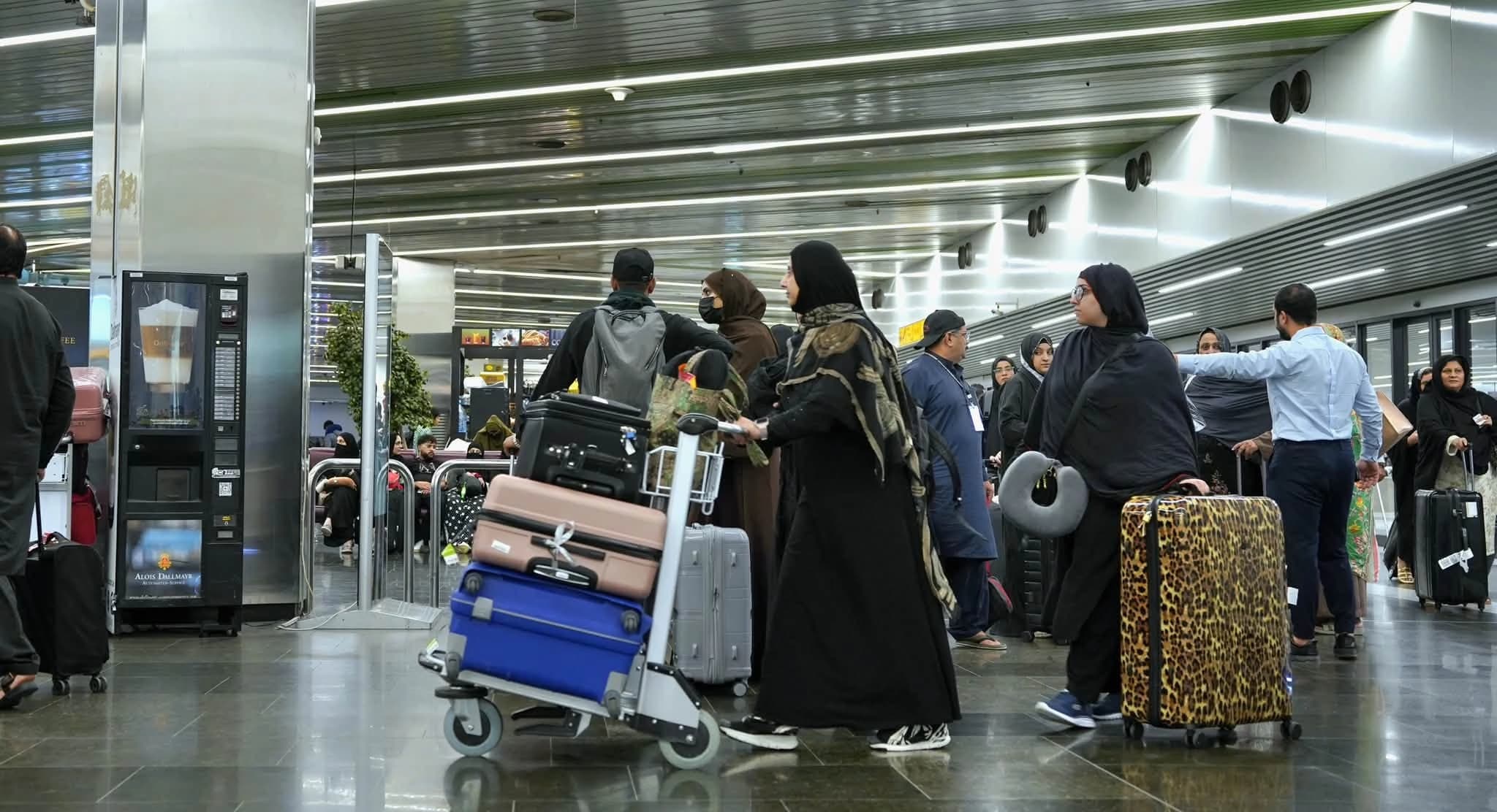 چەند گەشتیارێک لە فڕۆکەخانەی نێودەوڵەتیی بەغدا