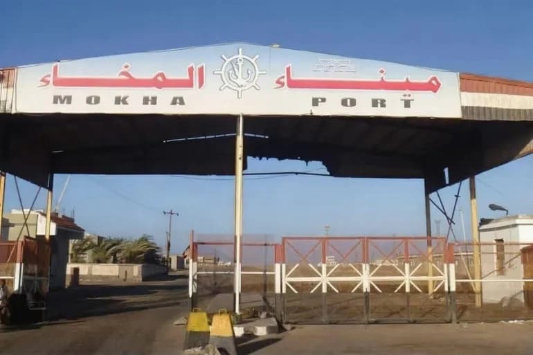 مقتل 3 أشخاص وخسائر بـ 16 مليون دولار جراء هجمات حوثية على ميناء المخا اليمني