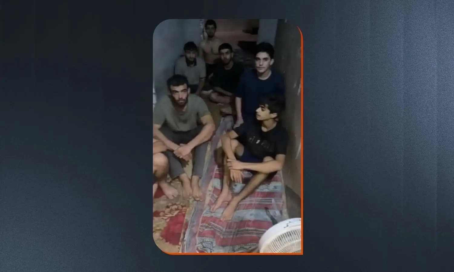 عدد من الشبان الذين ظهروا في مقطع الفيديو