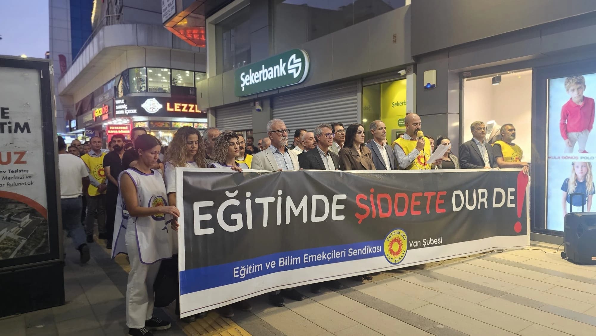 Foto: Eğitim Sen Van Şubesi, okullarda giderek artan şiddet olayları ve öğrenci güvenliği konusunda "Okullarda Şiddeti Sona Erdirecek Somut Adımlar Acilen Atılmalıdır!" başlıklı bir açıklama yayımladı /Necmi Orta