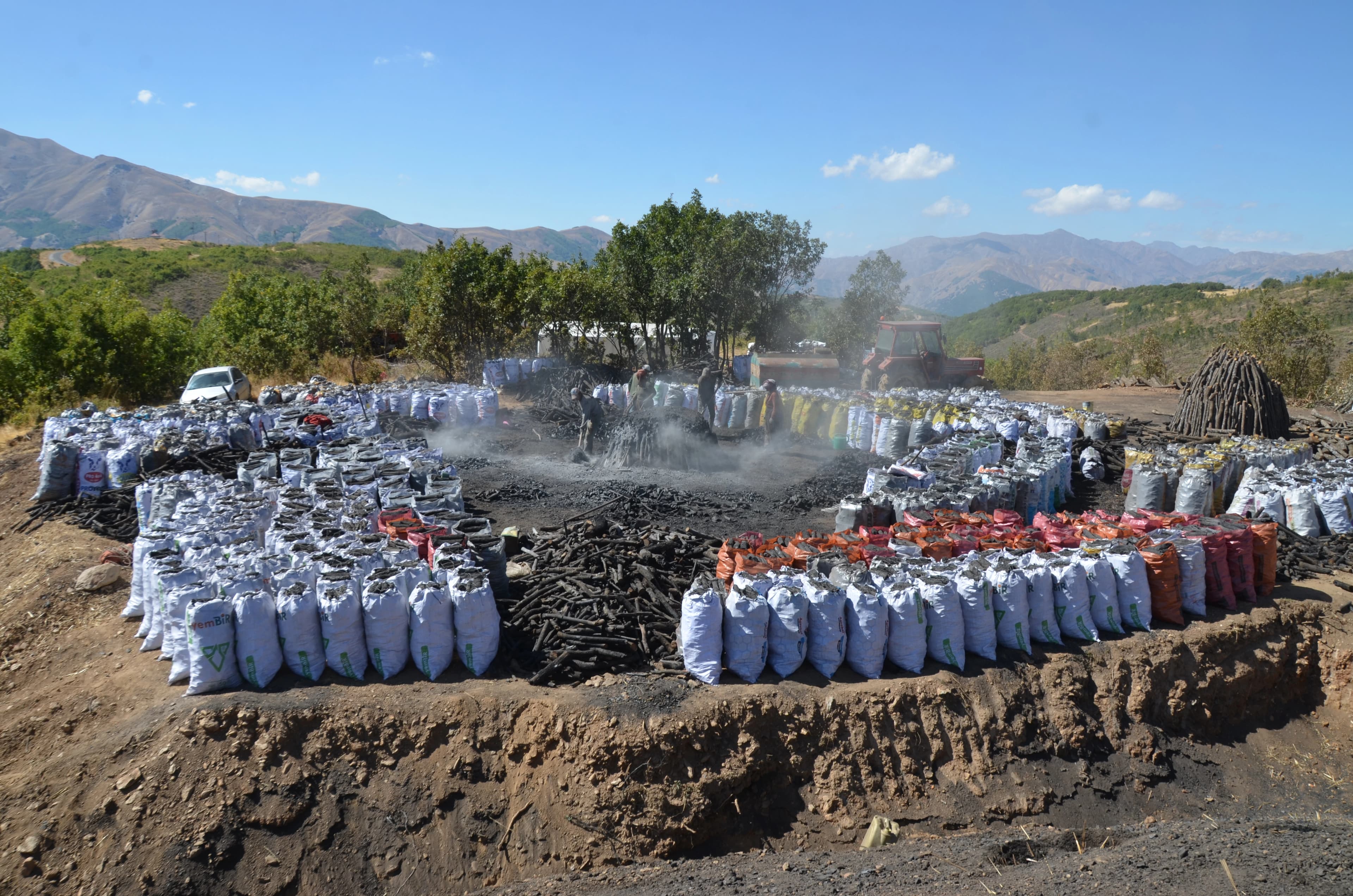 MÛŞ - Malbatên Mêrdînî komirê çêdikin: ‘Karekî zehmet e’